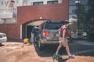 Nettoyage extérieur d’un véhicule illustrant le lavage automobile